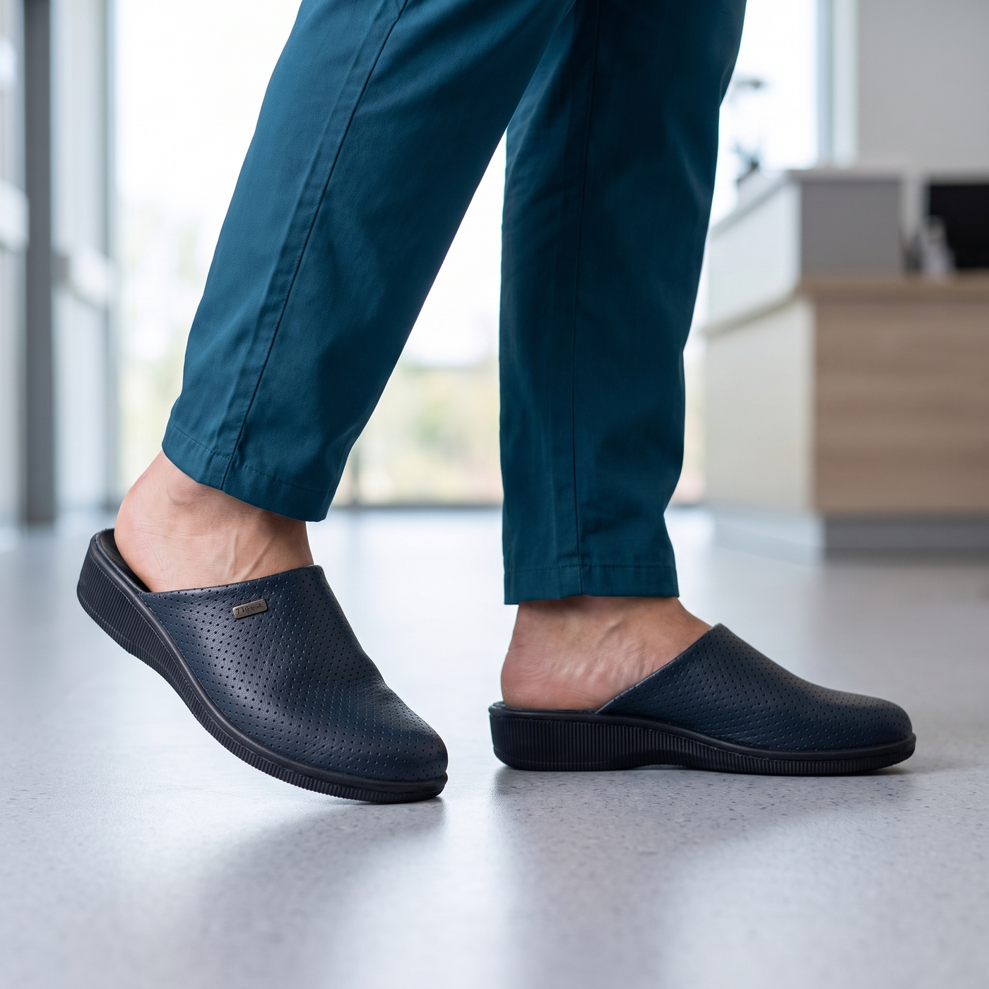 4212 — Men's closed-toe mule, Navy – view 4
