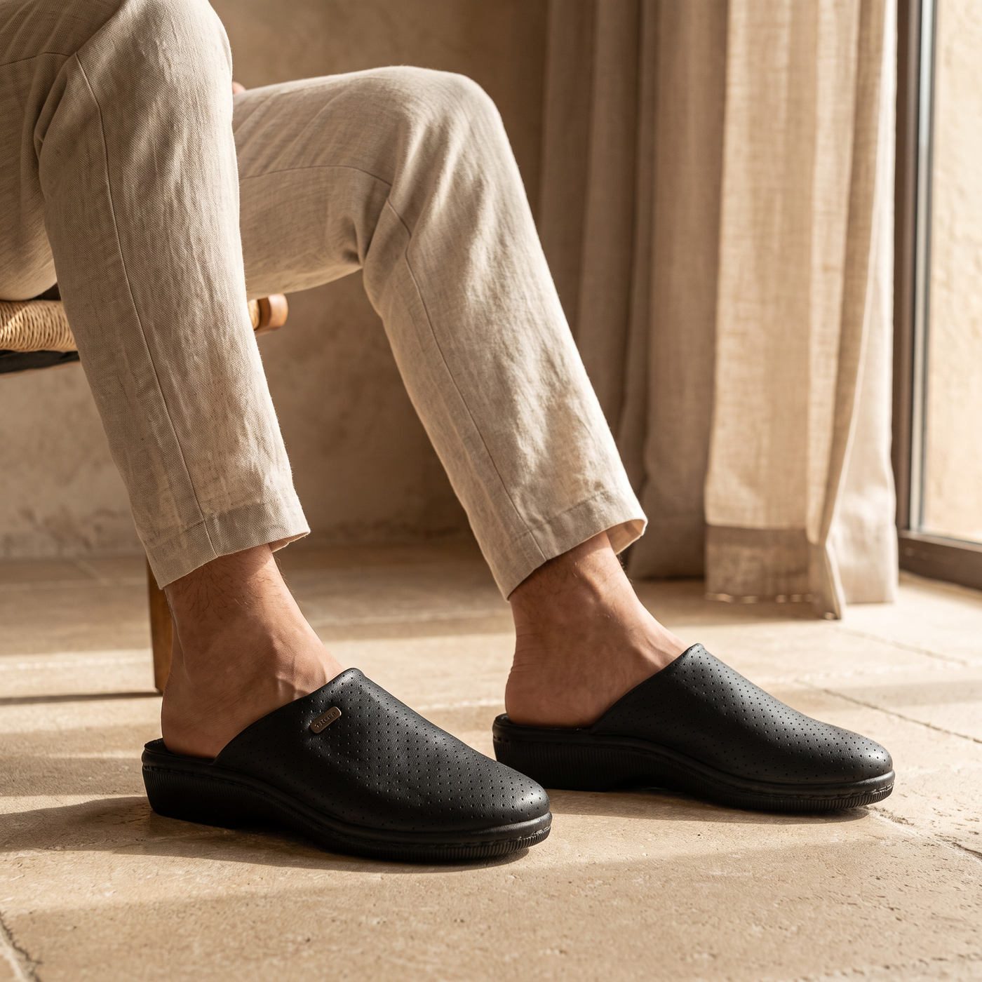 4212 — Men's closed-toe mule, Black &ndash; view 3