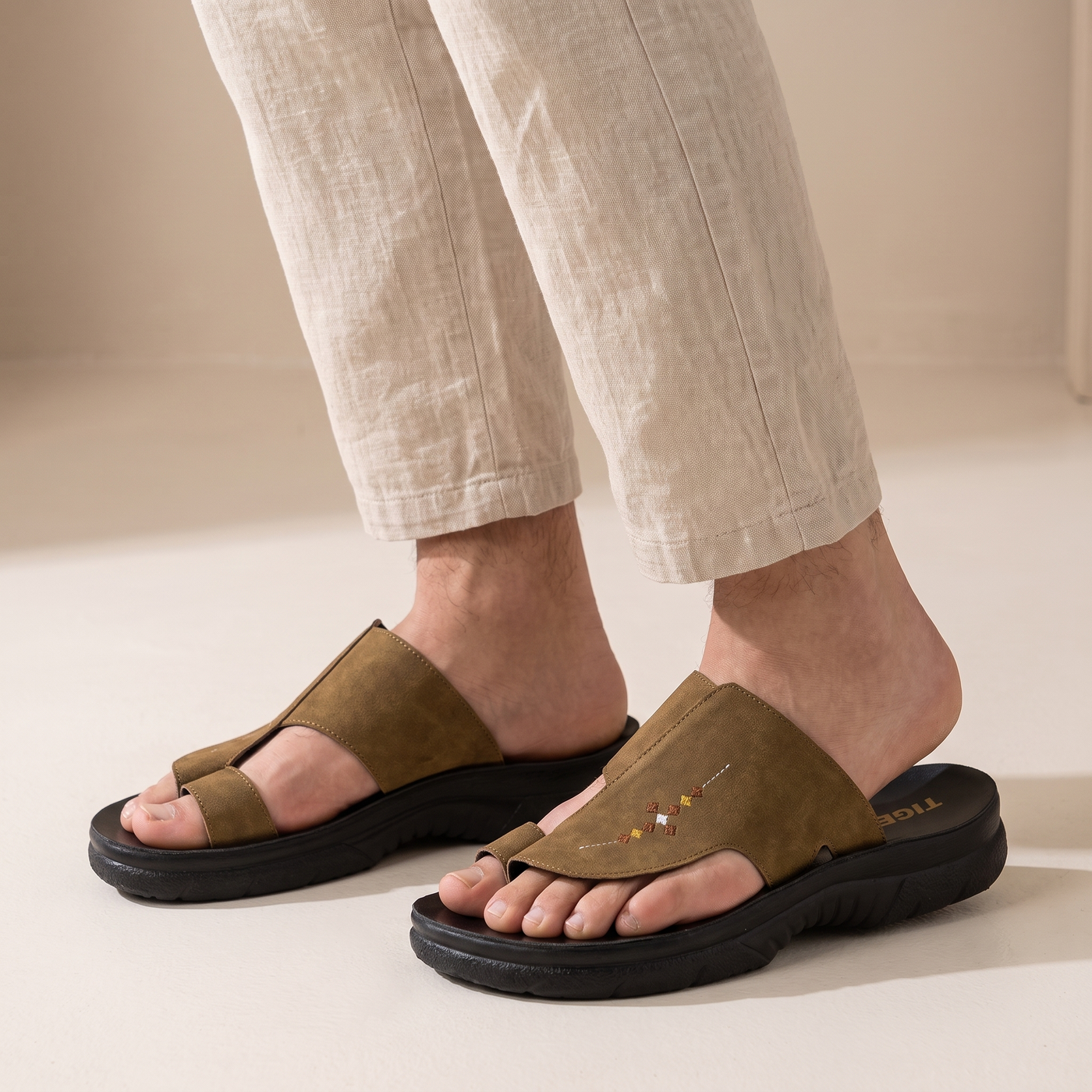 5513 Tatreez — Men's sport slide, Camel &ndash; view 2